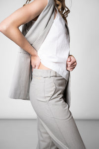 slim-fit trousers 